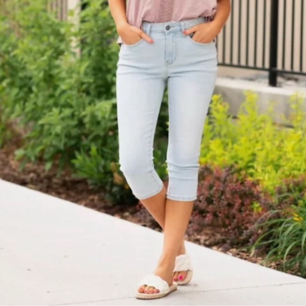 Judy Blue Mid Rise Capri Ultra Light Blue